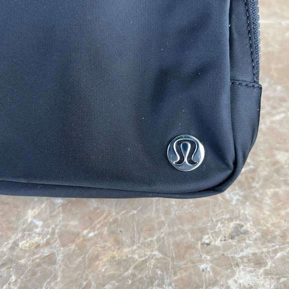 🖤One Left🖤LARGE Lululemon Everywhere Belt Bag-Black - Picture 4 of 6